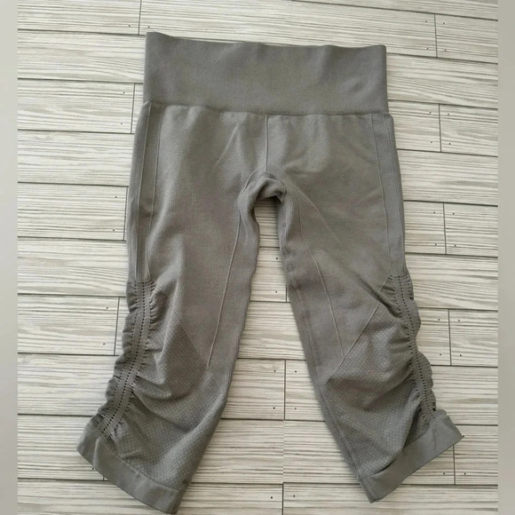 Lululemon | In The Flow Crop Leggings - Size 6 - Picture 4 of 7